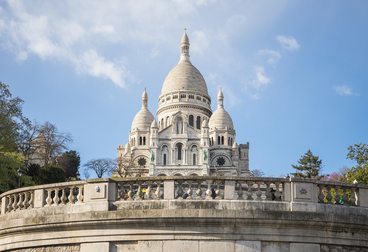 Sacré-Cœur Basilica, Place du Tertre, Wall of Love, Clos de Montmartre and Cabaret Venues: What Is Driving Prices and What Buyers Need to Know Now