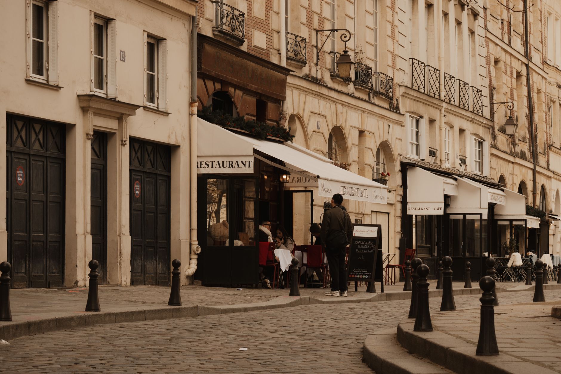 Paris Real Estate Auction Clearance Rates Drop Sharply Amid Economic Pressures