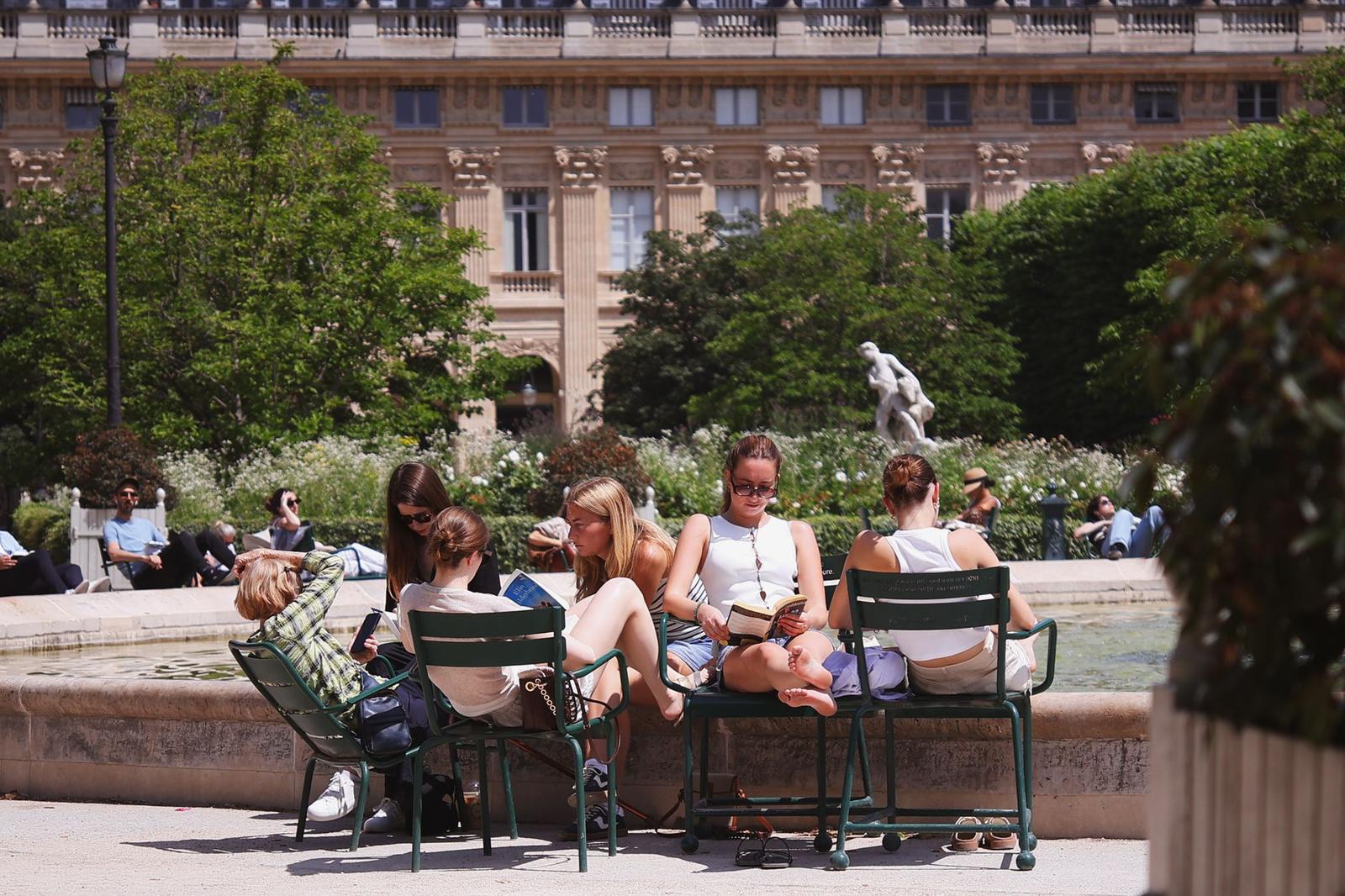 Parisians Cut Phone Time During Summer, Report Lower Stress Levels