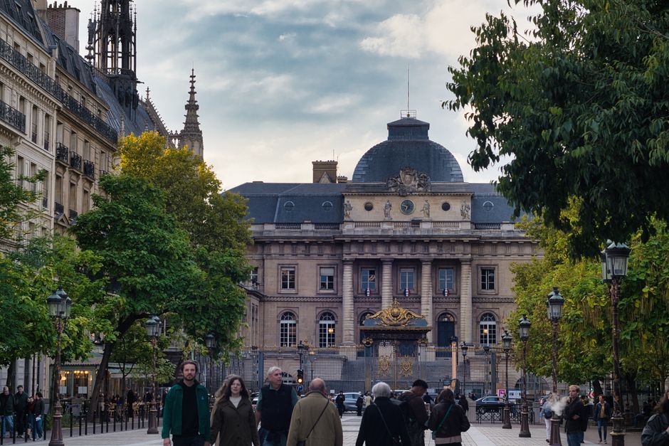 Paris heatwave prompts alcohol sales ban and cooling centres