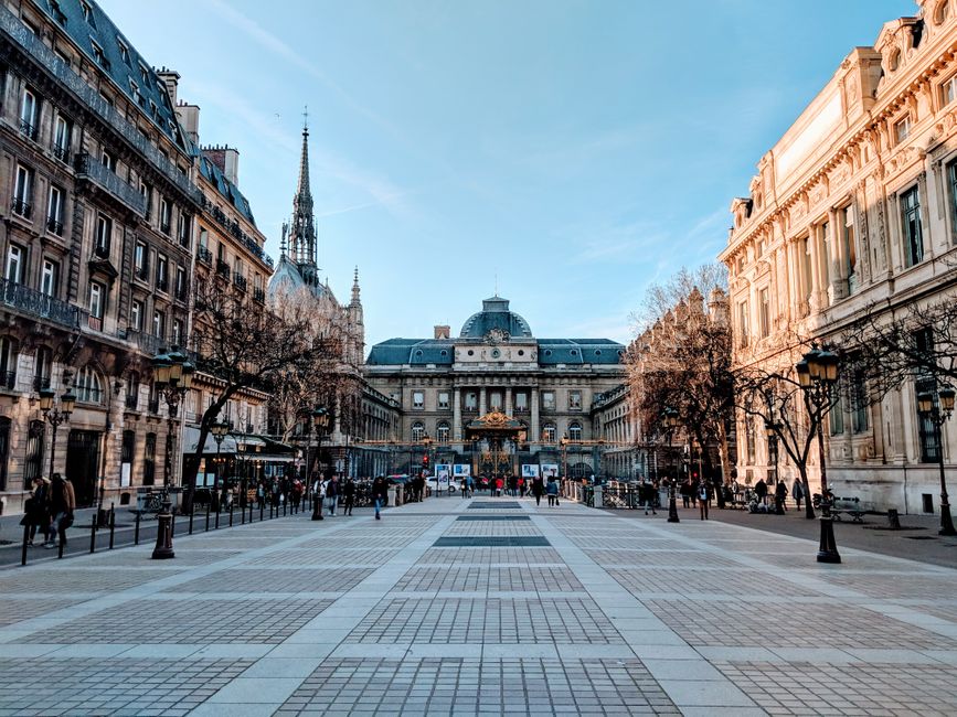 Paris Landlords Flood Rental Market With Fake Photos, Deceiving Thousands