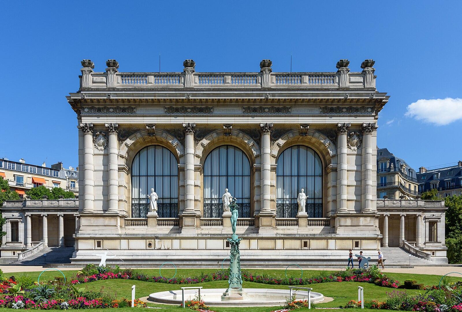 Paris Book Clubs Spark Reading Renaissance Across Cafes, Libraries